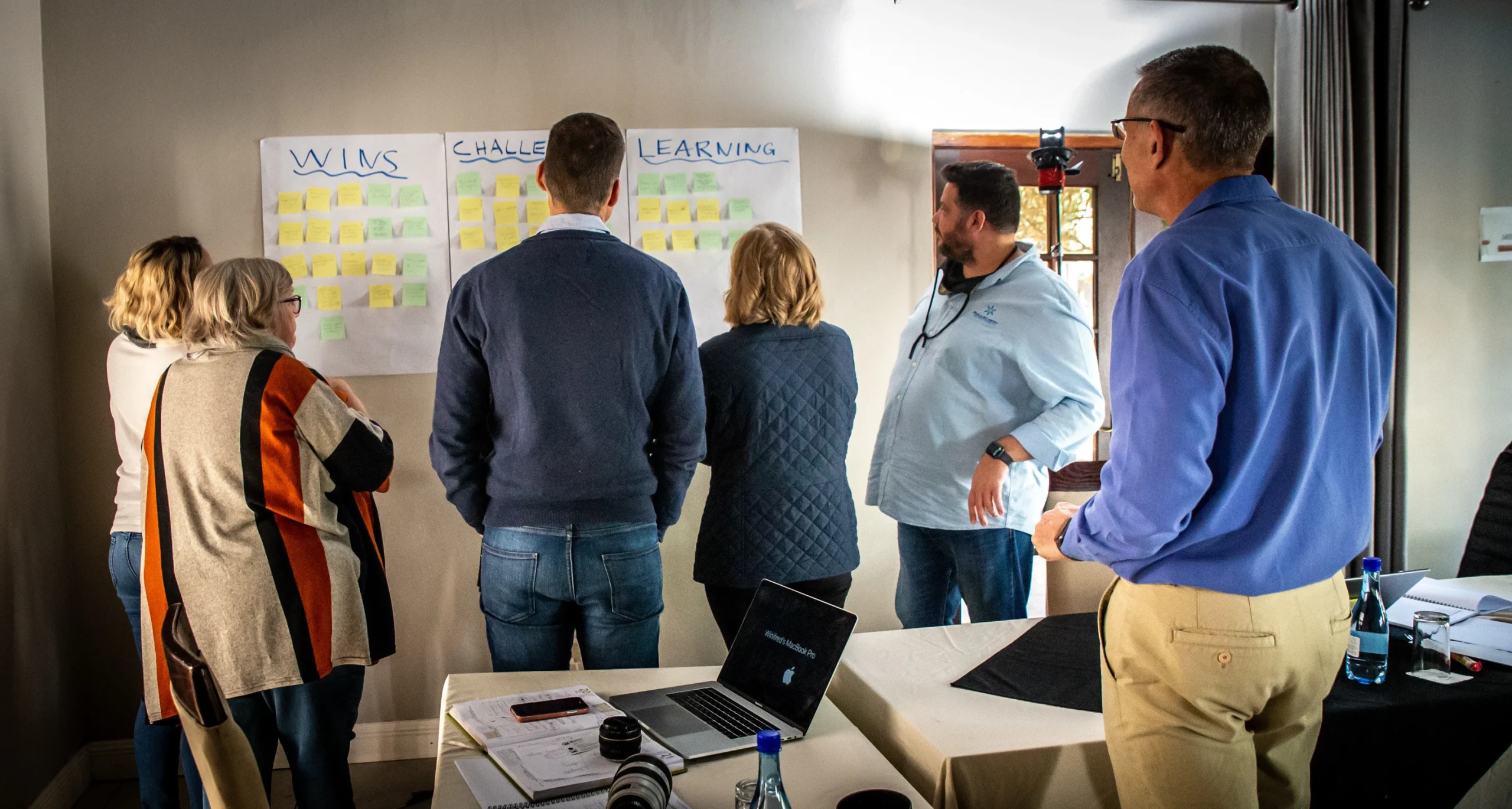 <h3><strong>Cam kết thúc đẩy hành động và kết quả</strong></h3>

<p>Không chỉ hướng dẫn lý thuyết mà còn giúp Coachee có kế hoạch hành động thực tế.&nbsp;</p>

<p>Giám sát, đánh giá và hỗ trợ điều chỉnh kế hoạch khi cần thiết.</p>